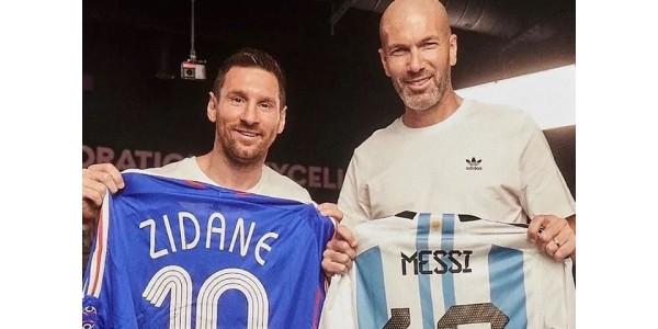 Lionel Messi compartilha a alegria do futebol com Zinedine Zidane Lionel Messi compartilha a alegria do futebol com Zinedine Zidane